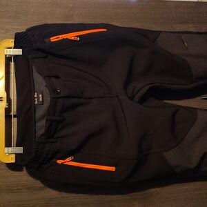 New Gash Hao men's ski pants size 34/30. Black with orange zipper